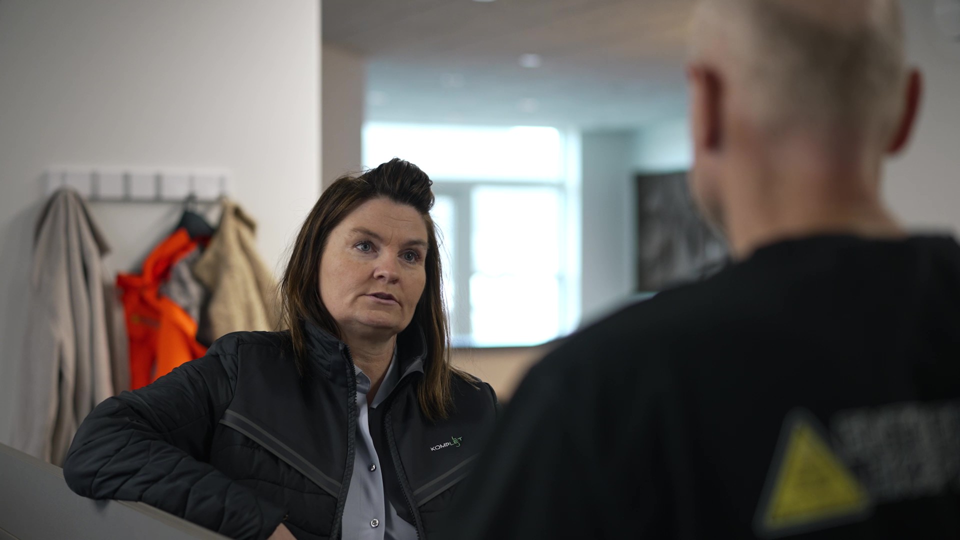 Komplet Lej-rådgiver i dialog med medarbejder fra Entreprenør Ekspressen