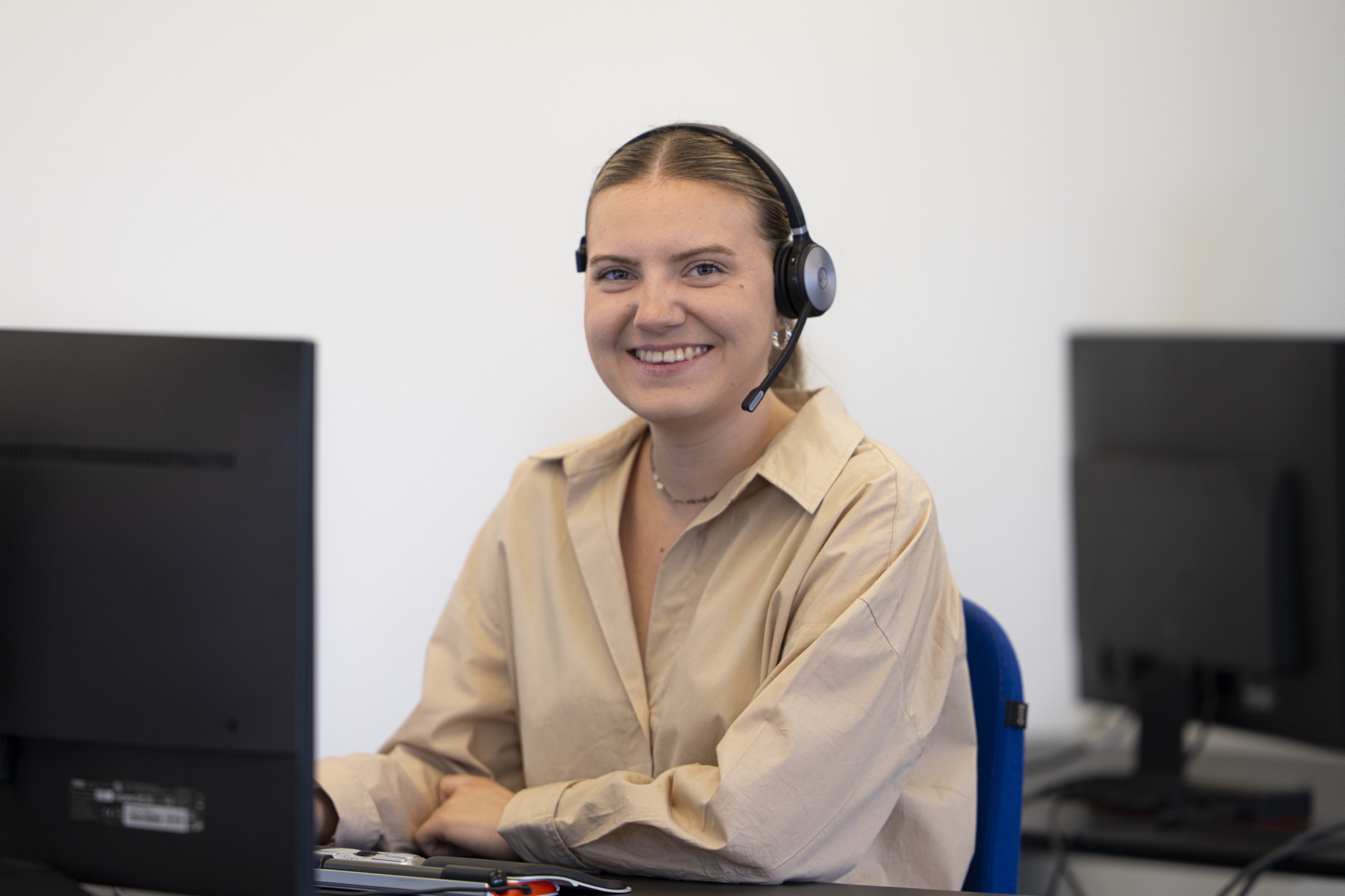 Komplet Lejs Back Office-team sidder klar til at hjælpe bag rattet