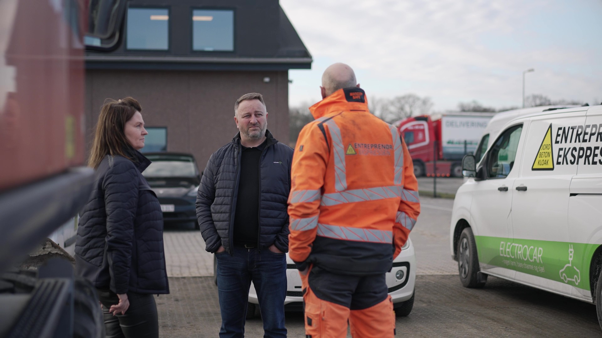 Jess Petersen sammen med Komplet Lej og Entreprenør Ekspressen på pladsen